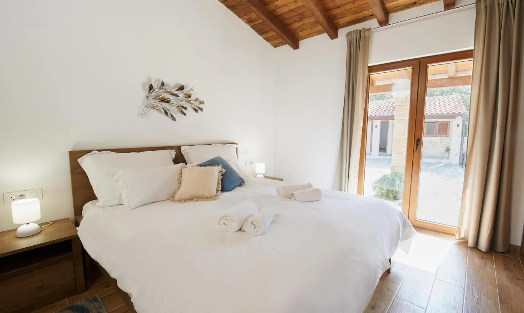 Stunning Villa For 10 People With Large Heated Pool-50M2, Jacuzzi And Gym - By Ta Leut Agency Privlaka  Croatia
