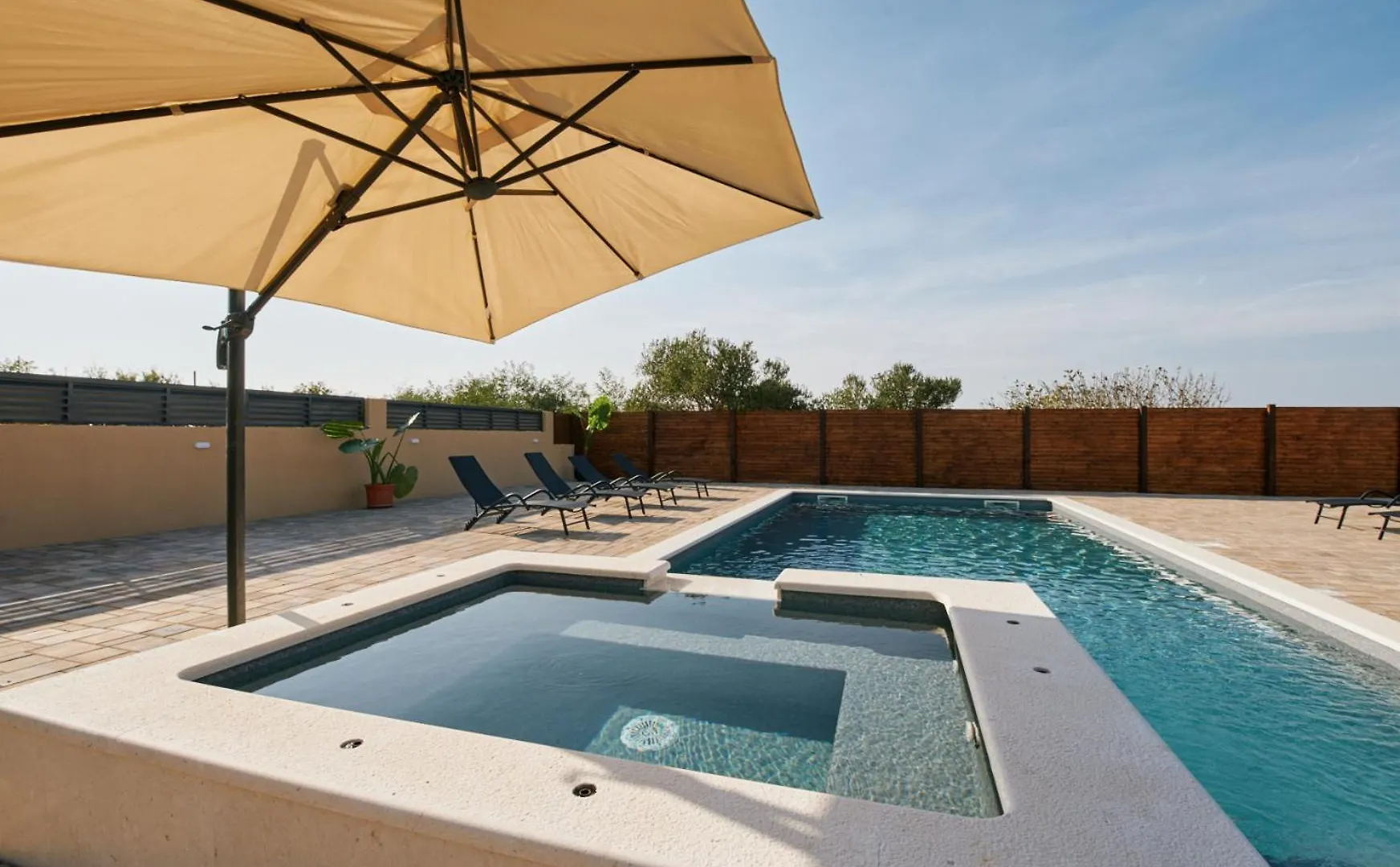 Stunning Villa For 10 People With Large Heated Pool-50M2, Jacuzzi And Gym - By Ta Leut Agency Privlaka  Croatia