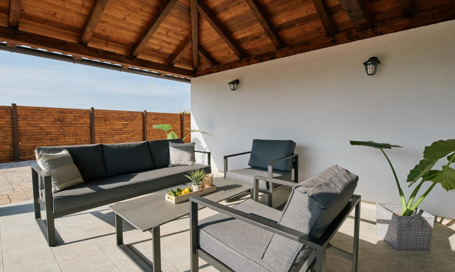 Stunning Villa For 10 People With Large Heated Pool-50M2, Jacuzzi And Gym - By Ta Leut Agency Privlaka