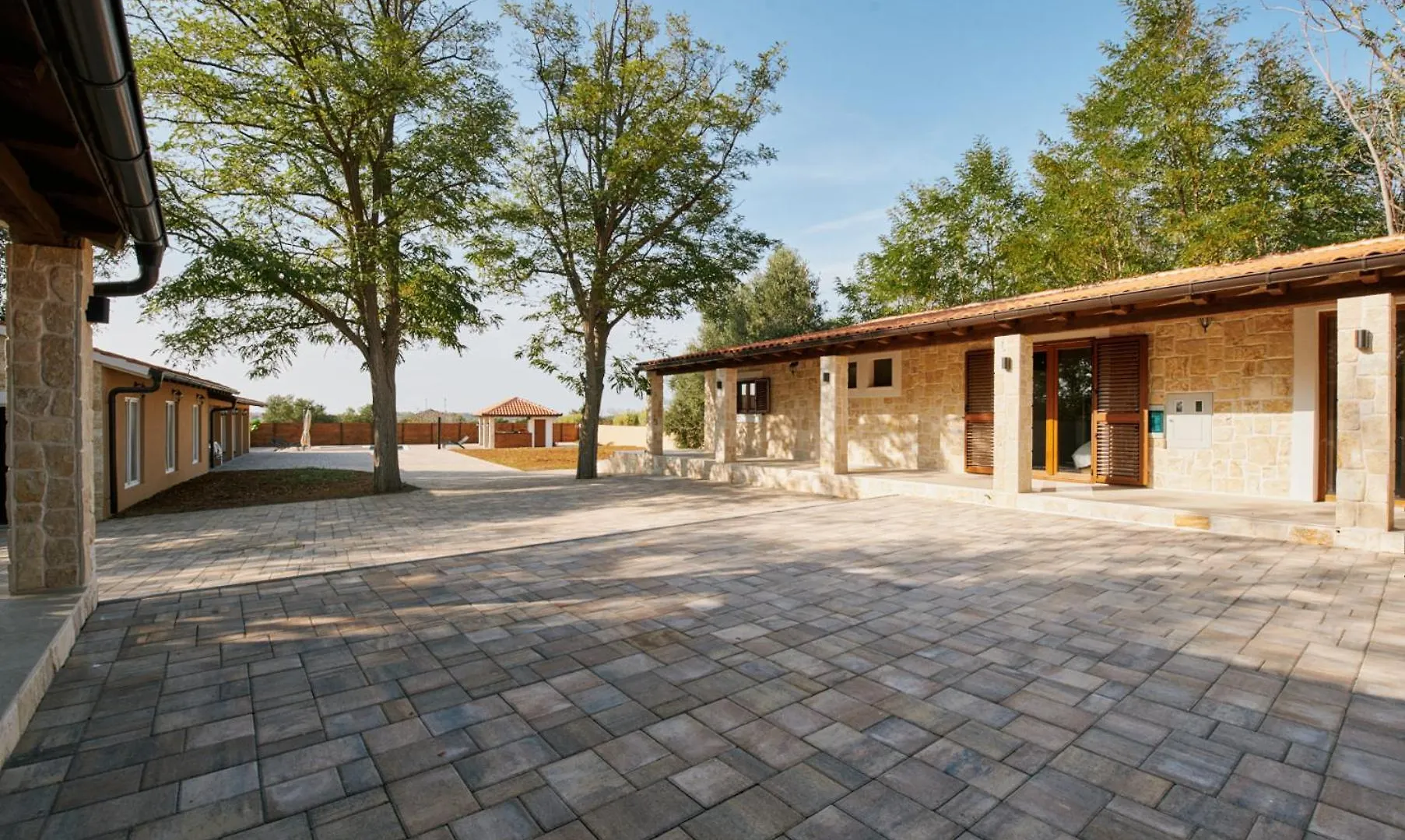 Stunning Villa For 10 People With Large Heated Pool-50M2, Jacuzzi And Gym - By Ta Leut Agency Privlaka