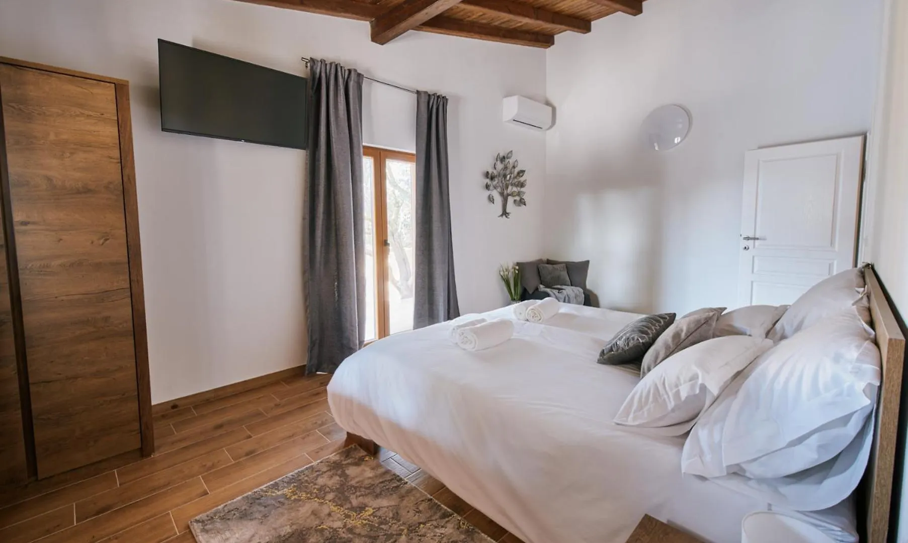 Stunning Villa For 10 People With Large Heated Pool-50M2, Jacuzzi And Gym - By Ta Leut Agency Privlaka  Privlaka (Zadar)