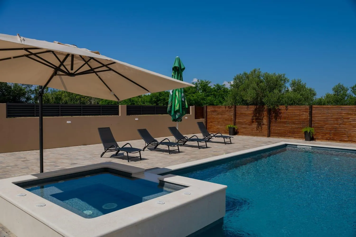 Stunning Villa For 10 People With Large Heated Pool-50M2, Jacuzzi And Gym - By Ta Leut Agency Privlaka